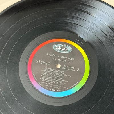 LOT 23L: Vintage 1967 The Beatles Magical Mystery Tour Vinyl Record w/ Color Photo Book