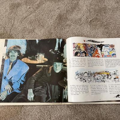 LOT 23L: Vintage 1967 The Beatles Magical Mystery Tour Vinyl Record w/ Color Photo Book