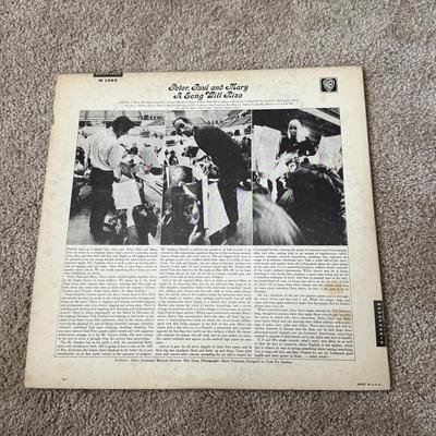 LOT 29L: Vinyl Records: Simon & Garfunkel, Billy Joel, Peter Paul & Mary