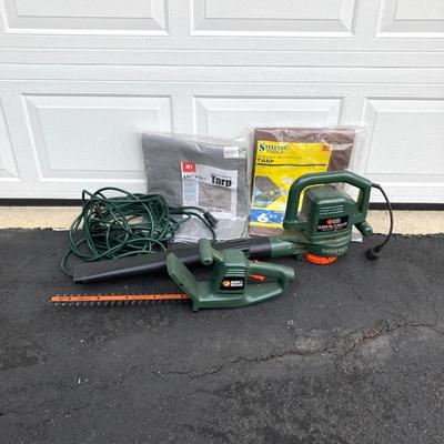 LOT 51G: Black & Decker Super Vac N' Mulch Blower / Vacuum BV 2000 Type 6 and Hedge Trimmer TR165 Type 2, Extension Cord and Two...