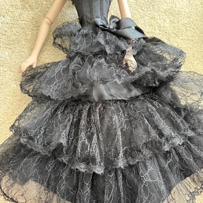 LOT 71L: 24-inch Articulated Tonner Fashion Doll w/ Extra Outfit