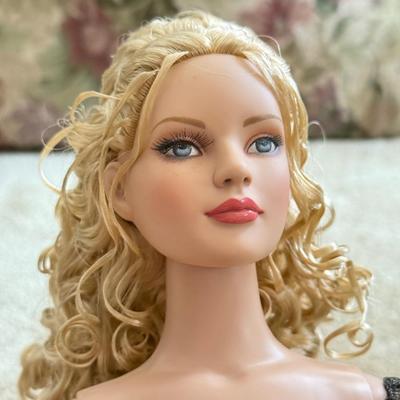 LOT 71L: 24-inch Articulated Tonner Fashion Doll w/ Extra Outfit