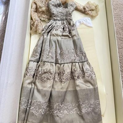 LOT 71L: 24-inch Articulated Tonner Fashion Doll w/ Extra Outfit