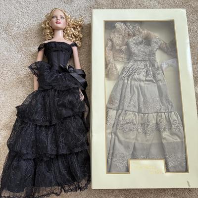 LOT 71L: 24-inch Articulated Tonner Fashion Doll w/ Extra Outfit
