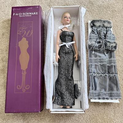 LOT 73L: Tonner Tyler Wentworth Collection "Pure Platinum Sydney" 16-inch Articulated Fashion Doll w/ Coat