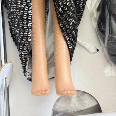 LOT 73L: Tonner Tyler Wentworth Collection "Pure Platinum Sydney" 16-inch Articulated Fashion Doll w/ Coat