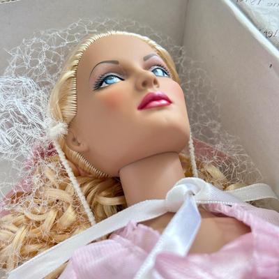 LOT 75L: Tonner Tyler Wentworth Alice in Wonderland Collection "Basic Sweetheart" 16-inch Articulated Fashion Doll