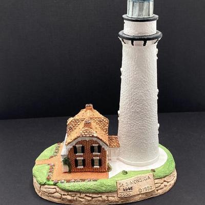 LOT 89K: Harbour Lights Lighthouses - St. Simons Georgia #137 (1993 Collector Edition) and Diamond Head Hawaii #140