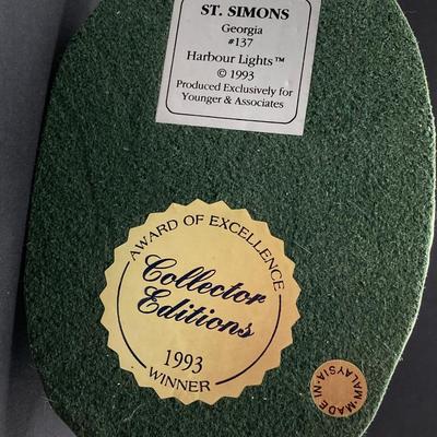 LOT 89K: Harbour Lights Lighthouses - St. Simons Georgia #137 (1993 Collector Edition) and Diamond Head Hawaii #140