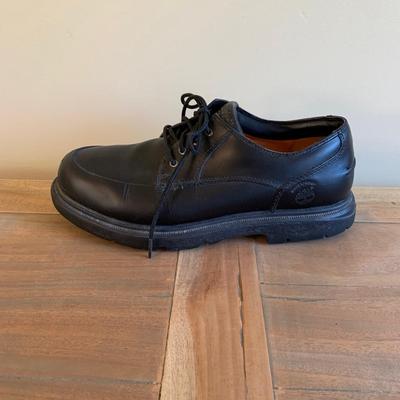 LOT 91 Z: Men's Timberland Leather Work Shoes & NIB Kamik Nationplus Work Boots