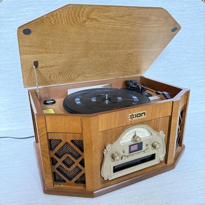 LOT 131L: Ion Omniplay Record Player / Radio