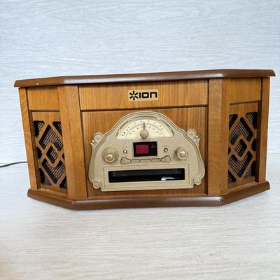 LOT 131L: Ion Omniplay Record Player / Radio
