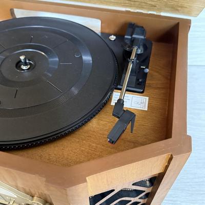 LOT 131L: Ion Omniplay Record Player / Radio