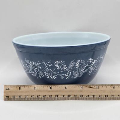 LOT 142K: Set of Shades of Blue Nesting Pyrex Mixing Bowls and Colonial Mist Pyrex Bowls