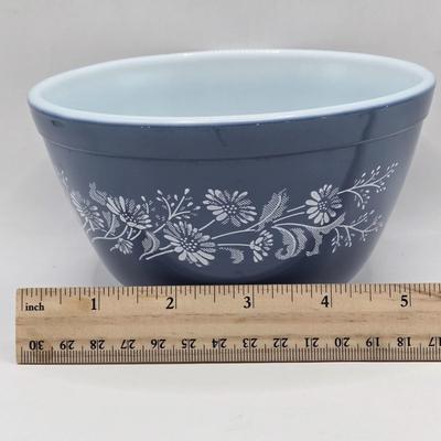 LOT 142K: Set of Shades of Blue Nesting Pyrex Mixing Bowls and Colonial Mist Pyrex Bowls