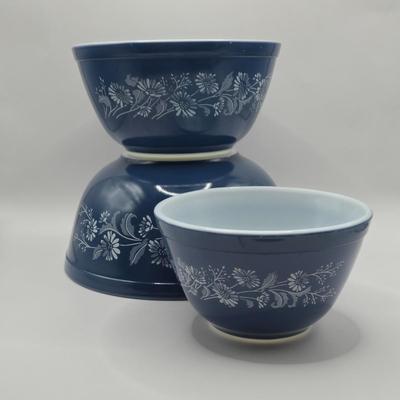 LOT 142K: Set of Shades of Blue Nesting Pyrex Mixing Bowls and Colonial Mist Pyrex Bowls
