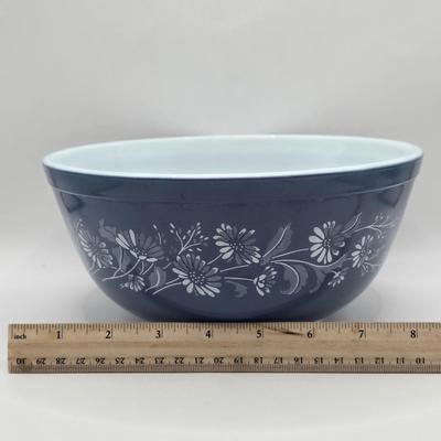 LOT 142K: Set of Shades of Blue Nesting Pyrex Mixing Bowls and Colonial Mist Pyrex Bowls