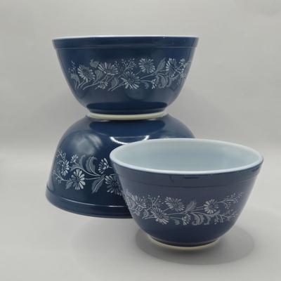 LOT 142K: Set of Shades of Blue Nesting Pyrex Mixing Bowls and Colonial Mist Pyrex Bowls