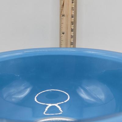 LOT 142K: Set of Shades of Blue Nesting Pyrex Mixing Bowls and Colonial Mist Pyrex Bowls