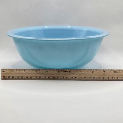 LOT 142K: Set of Shades of Blue Nesting Pyrex Mixing Bowls and Colonial Mist Pyrex Bowls