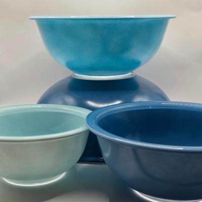 LOT 142K: Set of Shades of Blue Nesting Pyrex Mixing Bowls and Colonial Mist Pyrex Bowls