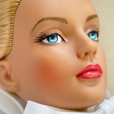 LOT 153L: "Show Stopping Sydney" Tonner Tyler Wentworth Collection 16" Articulated Fashion Doll in Box