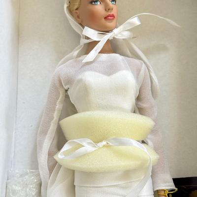 LOT 153L: "Show Stopping Sydney" Tonner Tyler Wentworth Collection 16" Articulated Fashion Doll in Box