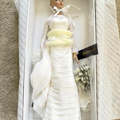 LOT 153L: "Show Stopping Sydney" Tonner Tyler Wentworth Collection 16" Articulated Fashion Doll in Box