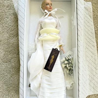 LOT 153L: "Show Stopping Sydney" Tonner Tyler Wentworth Collection 16" Articulated Fashion Doll in Box