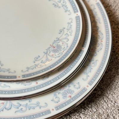 LOT 157K: Lenox Presidential Collection Mt. Vernon Plates