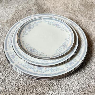 LOT 157K: Lenox Presidential Collection Mt. Vernon Plates