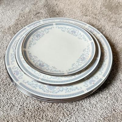 LOT 157K: Lenox Presidential Collection Mt. Vernon Plates