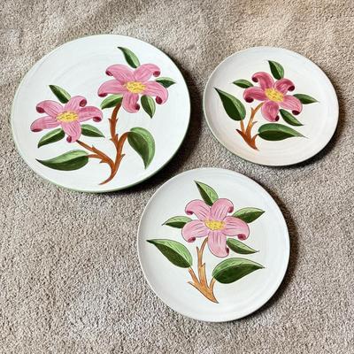 LOT 163K: Vintage 1940s Stangl Prelude Plates w/ Stangl Encyclopedia