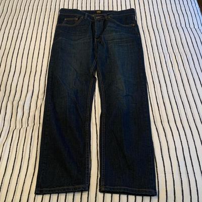 LOT 169 Z: Men's Jeans Collection; Wrangler & Lee