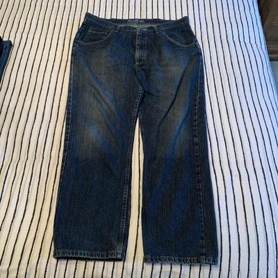 LOT 169 Z: Men's Jeans Collection; Wrangler & Lee