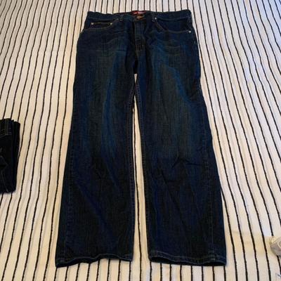 LOT 169 Z: Men's Jeans Collection; Wrangler & Lee