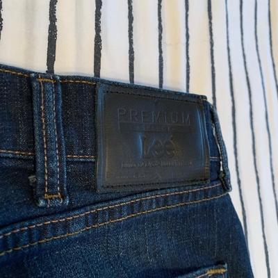 LOT 169 Z: Men's Jeans Collection; Wrangler & Lee