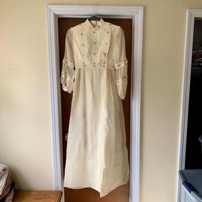 LOT 173 Z: Beautiful Vintage Brides World Wedding Dress w/ Floral Embroidered Details