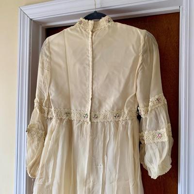 LOT 173 Z: Beautiful Vintage Brides World Wedding Dress w/ Floral Embroidered Details