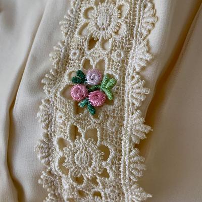 LOT 173 Z: Beautiful Vintage Brides World Wedding Dress w/ Floral Embroidered Details