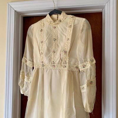 LOT 173 Z: Beautiful Vintage Brides World Wedding Dress w/ Floral Embroidered Details