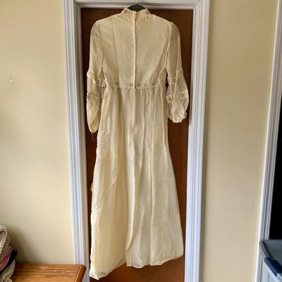 LOT 173 Z: Beautiful Vintage Brides World Wedding Dress w/ Floral Embroidered Details