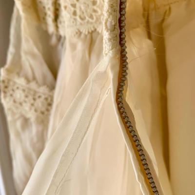LOT 173 Z: Beautiful Vintage Brides World Wedding Dress w/ Floral Embroidered Details