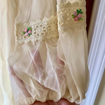 LOT 173 Z: Beautiful Vintage Brides World Wedding Dress w/ Floral Embroidered Details