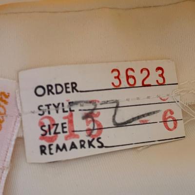 LOT 173 Z: Beautiful Vintage Brides World Wedding Dress w/ Floral Embroidered Details