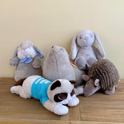 LOT 250 Z: Stuffed Animal Collection