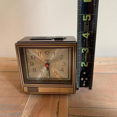 LOT 257 Z: Vintage Desk Clock Collection