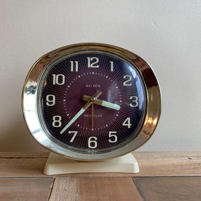 LOT 257 Z: Vintage Desk Clock Collection