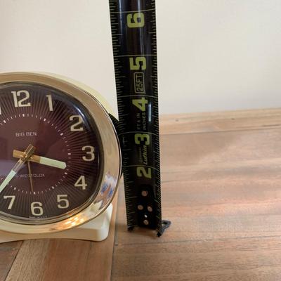 LOT 257 Z: Vintage Desk Clock Collection