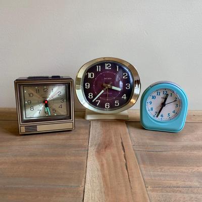 LOT 257 Z: Vintage Desk Clock Collection